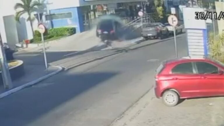 Carro invade recepção de hospital em Caruaru (PE)