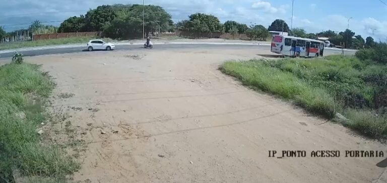 Motoqueiro sofre grave acidente na estrada do aeroporto em Petrolina (PE)